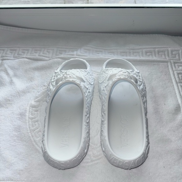 Authentic Versace Medusa White Pool Slides Size 42 EU Like New. No Box - Picture 3 of 4